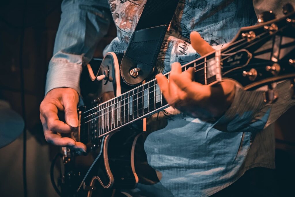 日本人で左利きのギタリストは？