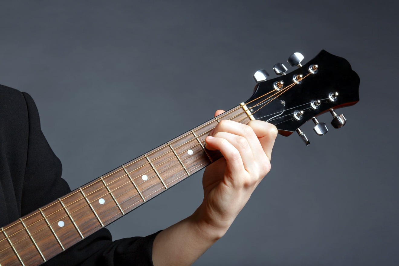 ギターの弦が切れるのは下手だから?原因と上達するための対処法 - PLAYERS EASE